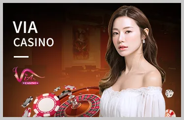 Sân quần vợt với trận đấu đang diễn ra